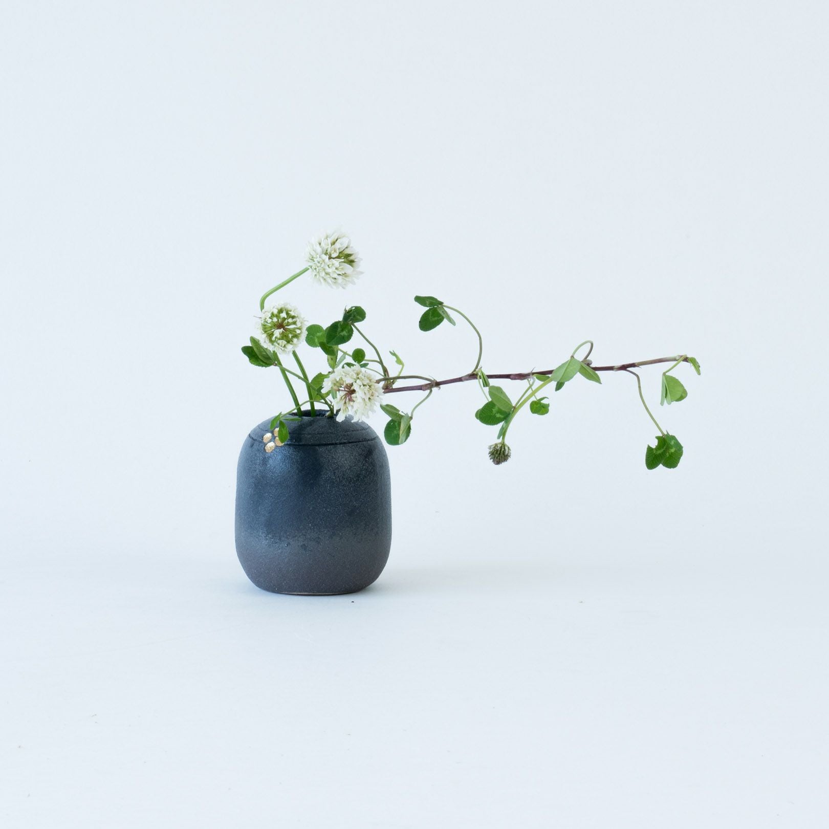 明山作 花瓶 共箱付き 金彩 花文 花器 和陶器 作家物 美品」 金彩小花ミニ花器 | 明山 オンラインショップ