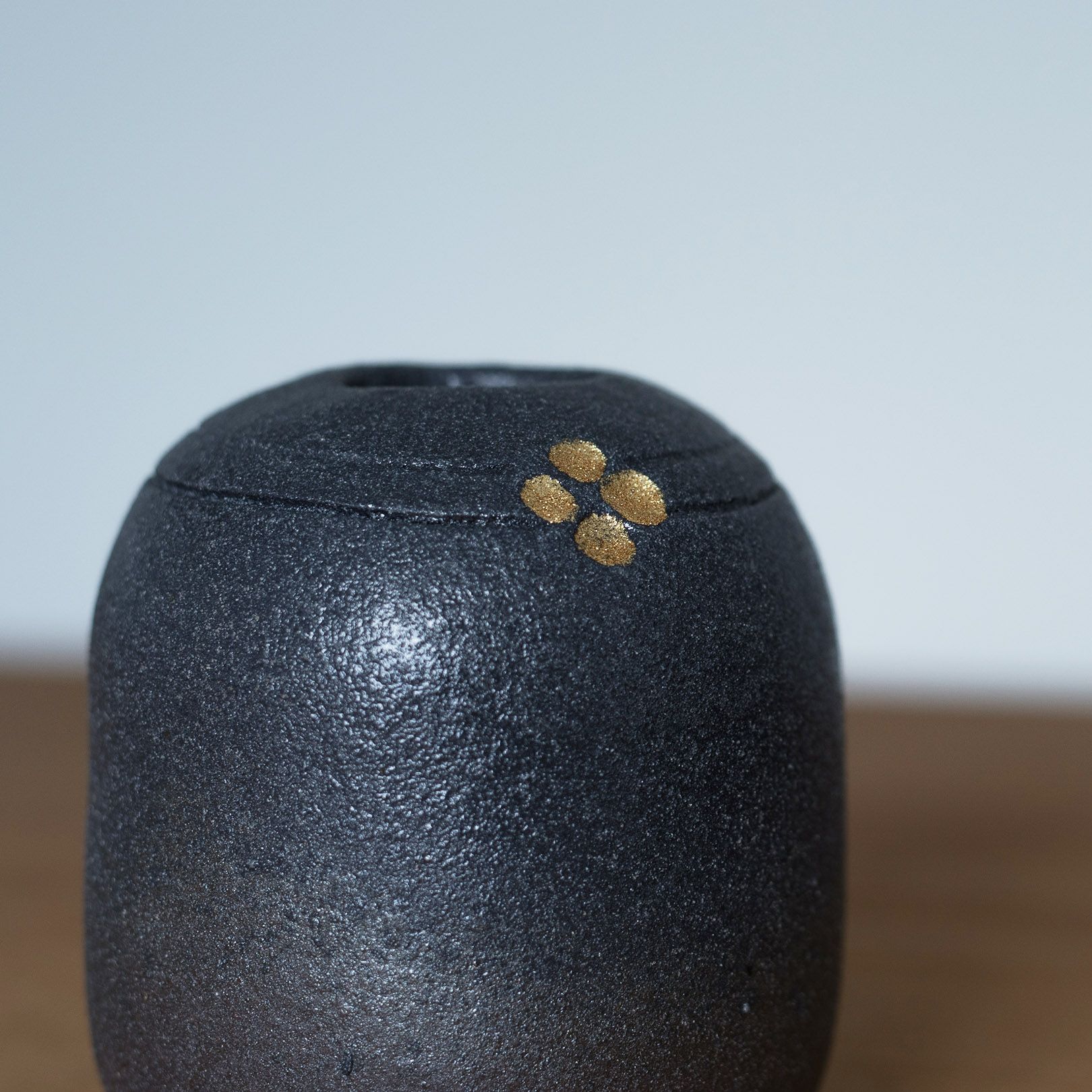【極美品】池坊 花器／在銘 陶器 （工房制作・作家名不明）金彩ライン/生花 いけばな 池坊 正明 清水 京焼 木賊色 生け花 花器 華道をお買取りしま