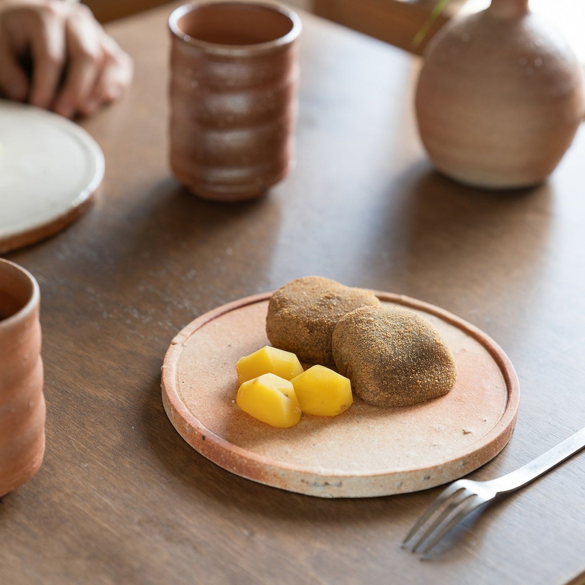 古信楽 丸プレート 緋色 M | 明山 オンラインショップ