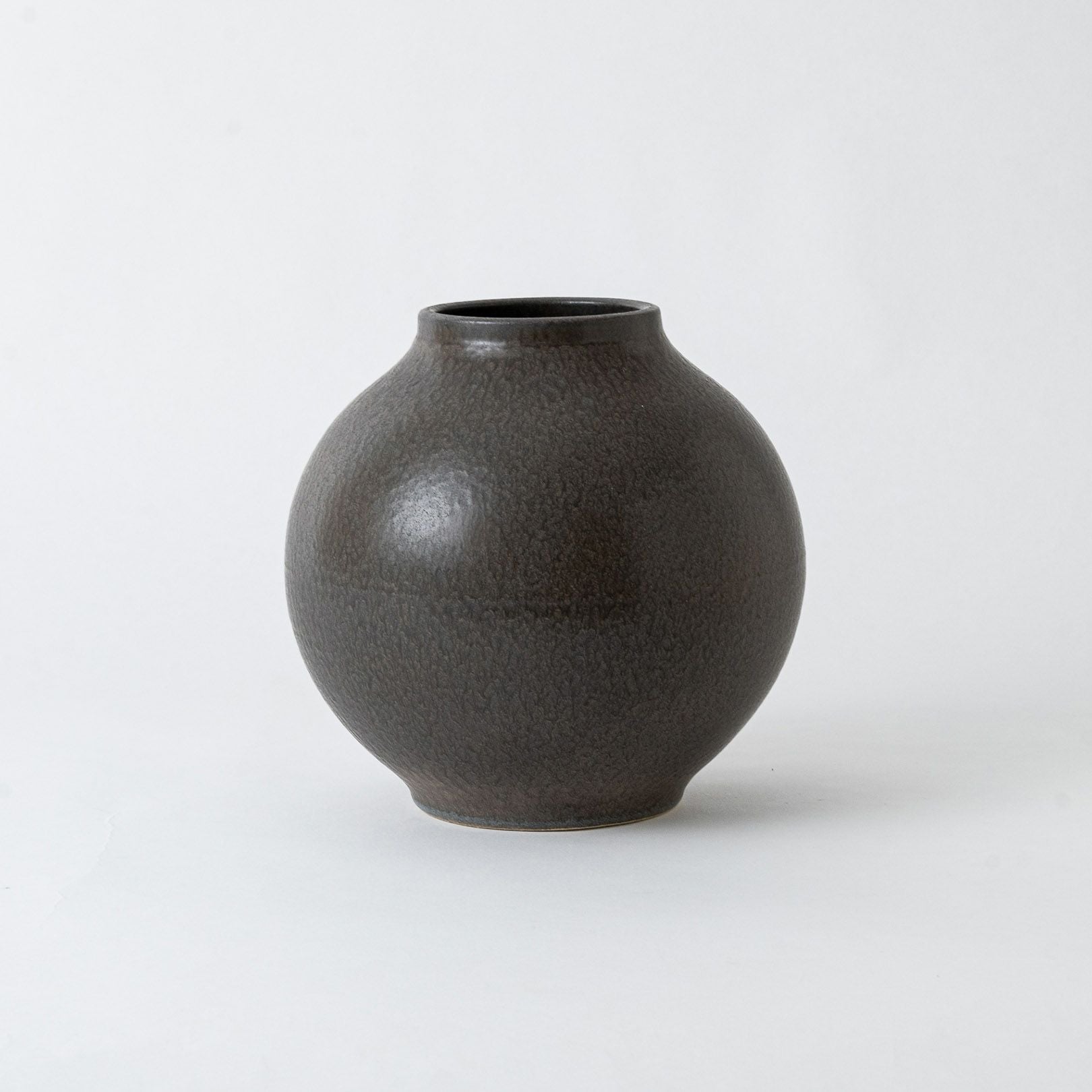 ダークグレー 陶器製花瓶　作家 TONE VASE（L） ダークグレー | 明山 オンラインショップ