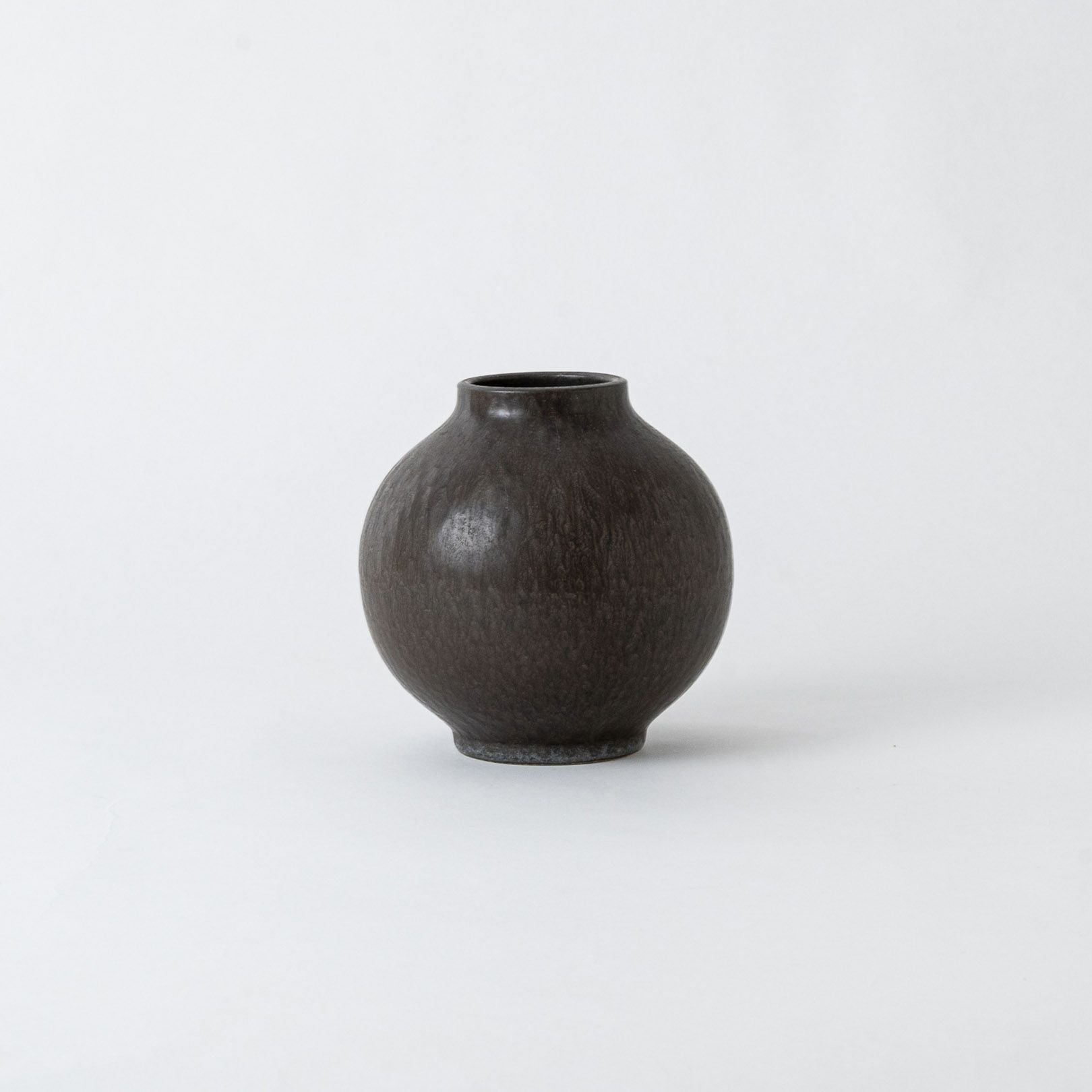 ダークグレー 陶器製花瓶　作家 TONE VASE（S） ダークグレー | 明山 オンラインショップ