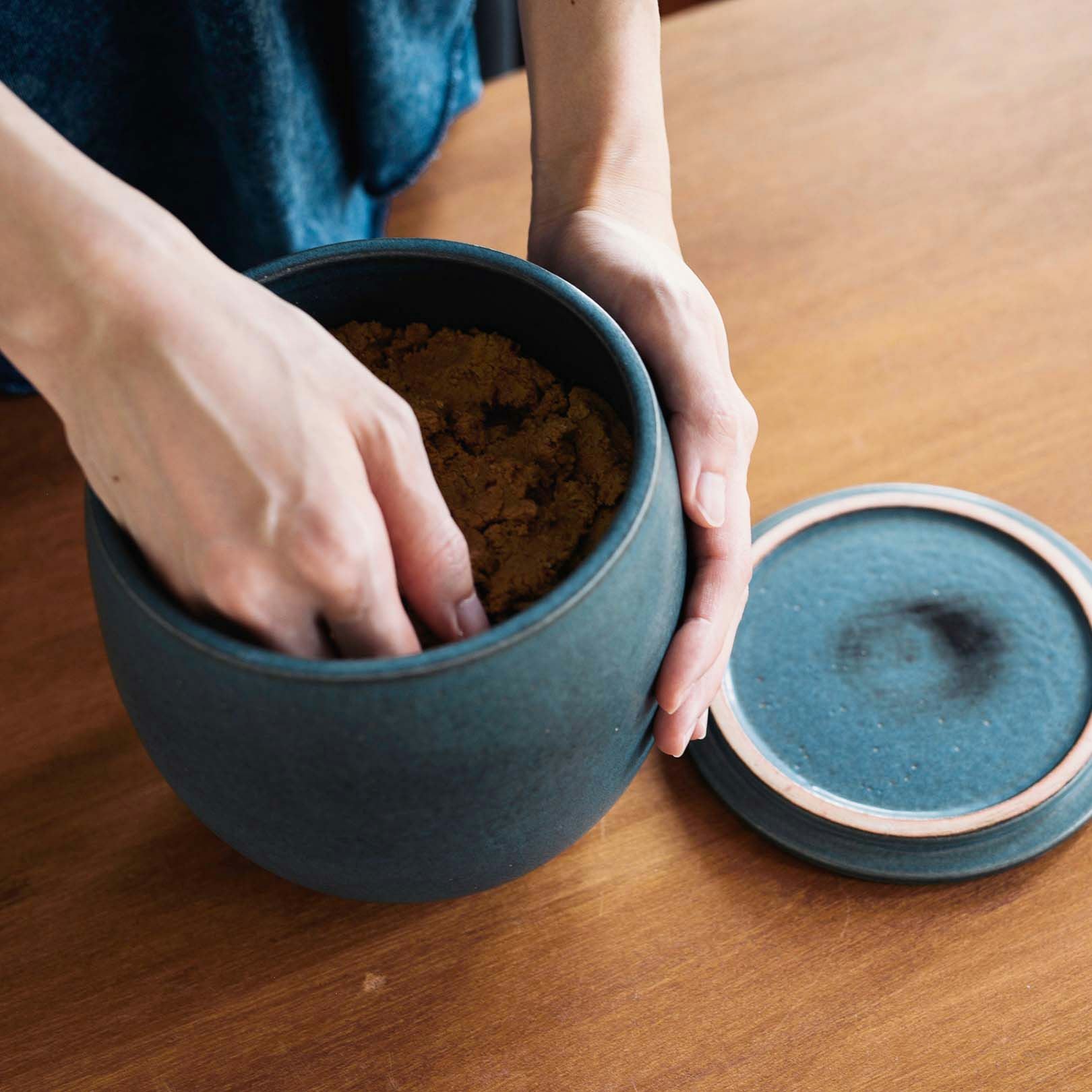 コンパクトで使いやすい陶器のぬか壺 | 明山 オンラインショップ