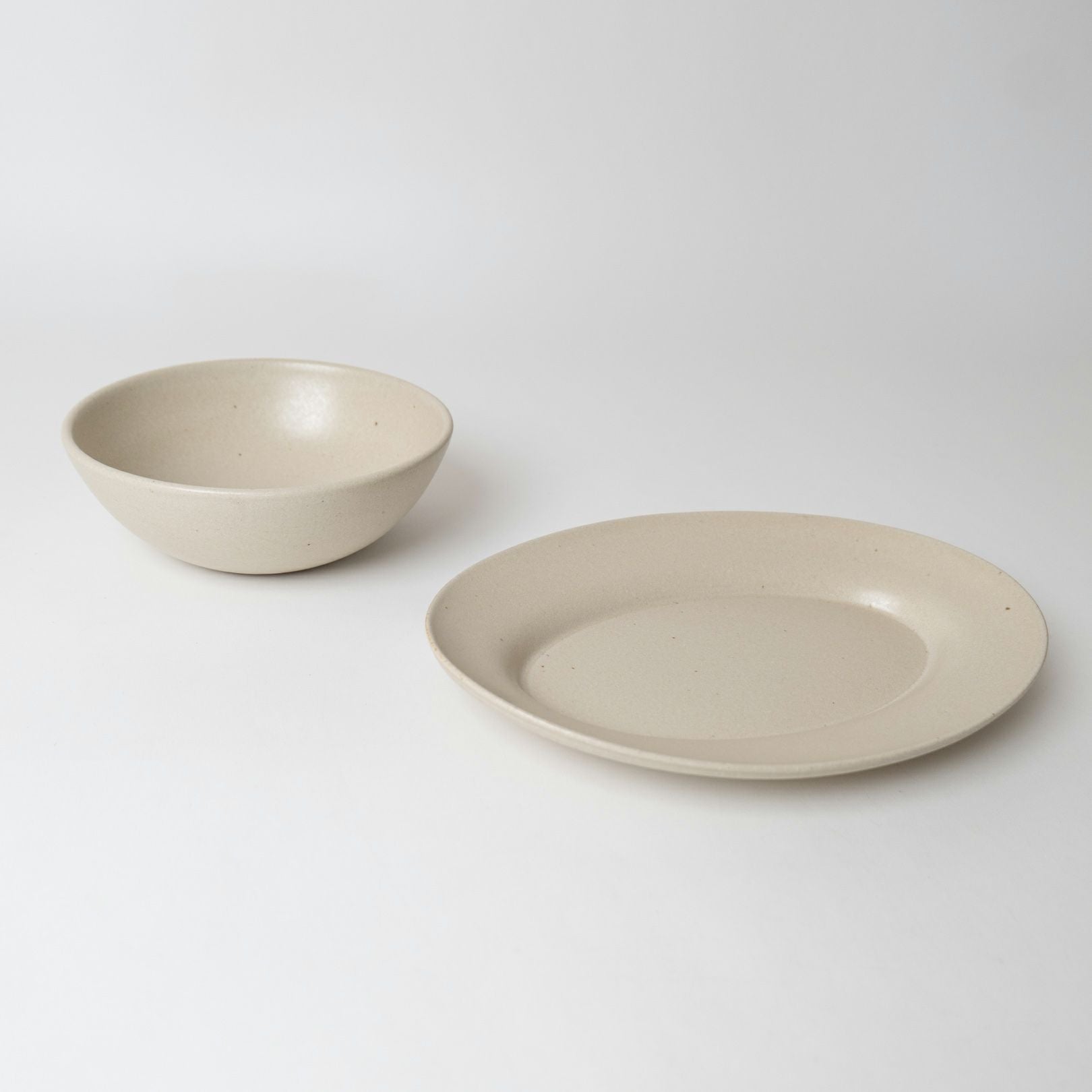 ヨシノヒトシ オーバル皿 印花二輪 未使用品 S U I Y O ｜ 【陽刻】シノワズリ オーバルボウル 青磁 – Masukichi